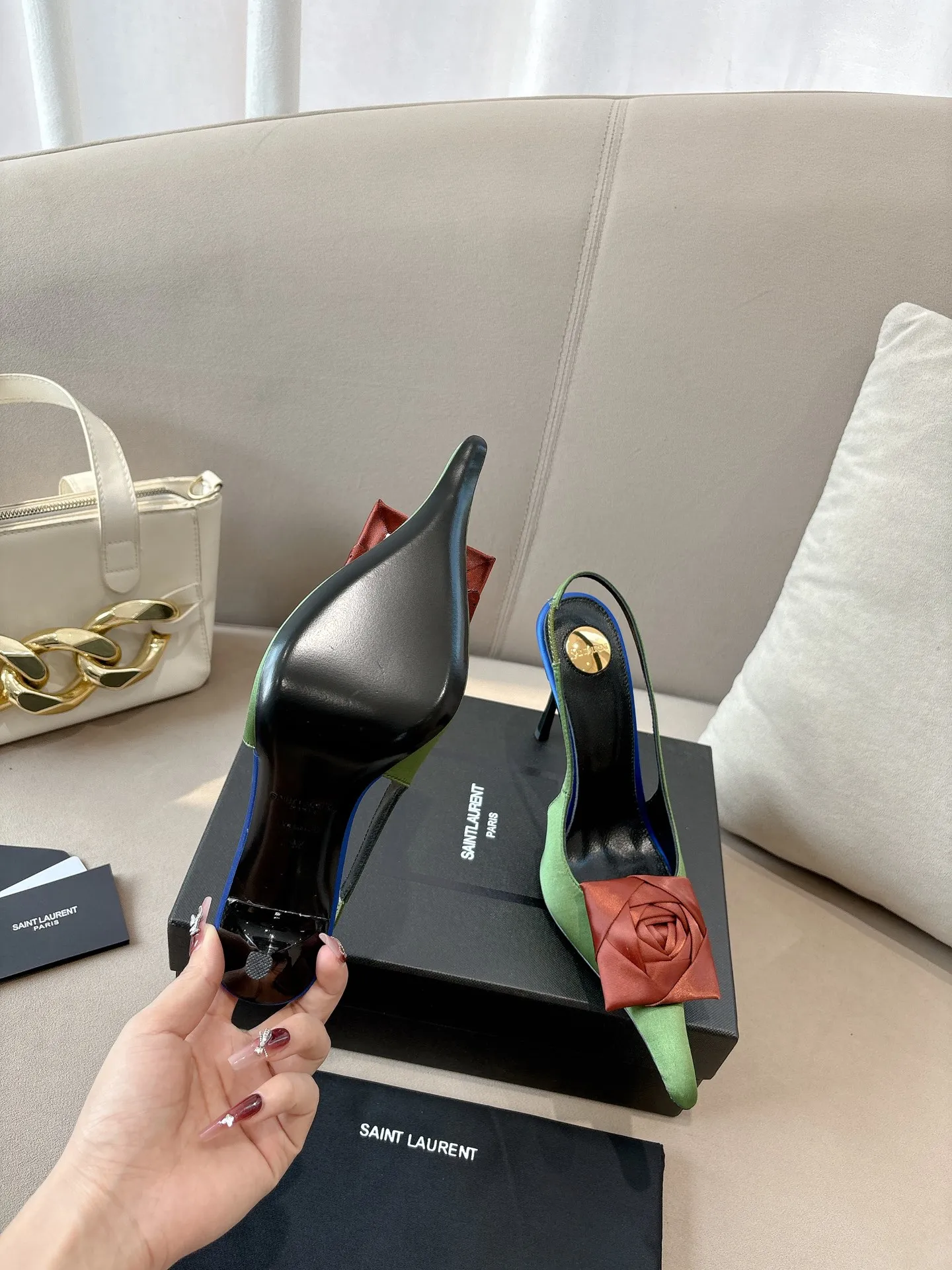 👟👟Ex-factory price 680👟👟 Saint Laurent ysl 25ss/autumn and winter ready-to-wear flower series catwalk style high heels. The toe and contrasting color design make the final effect quite impressive. The different colors are also very beautiful. Straight heels, curved heels, with flowers, and without flowers can be selected. Only YSL understands women’s hearts best and does not accept refutation. It is a super invincible feminine artifact, a must-have for women (z-brand full-body customization, own molded hardware accessories, perfect consistency) ✔ Upper: imported cow patent leather ✔ Inner lining: imported 🐑 goat leather ✔ Sole: imported genuine leather outsole ✔ Heel height: 10.5cm ✔ Size: 36-39 (40, 41, 42 can be customized and non-returnable) Flower style (full set of packaging)